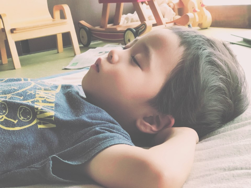 睡眠不足の子どもはケガをしやすい?大切な我が子が良質睡眠を得るためにできること